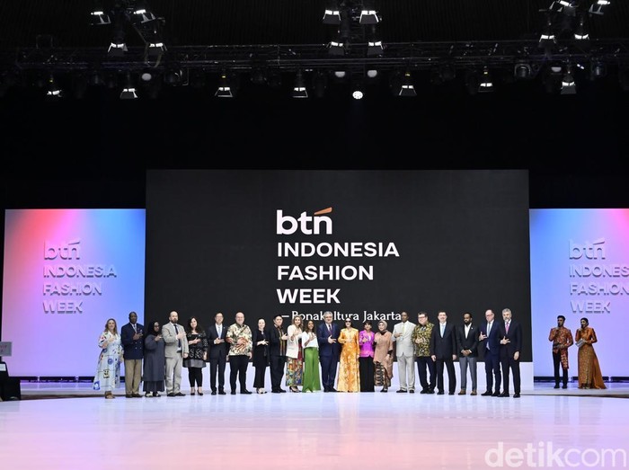 200 Desainer Pamer Karya Busana Teranyar di Indonesia Fashion Week 2025